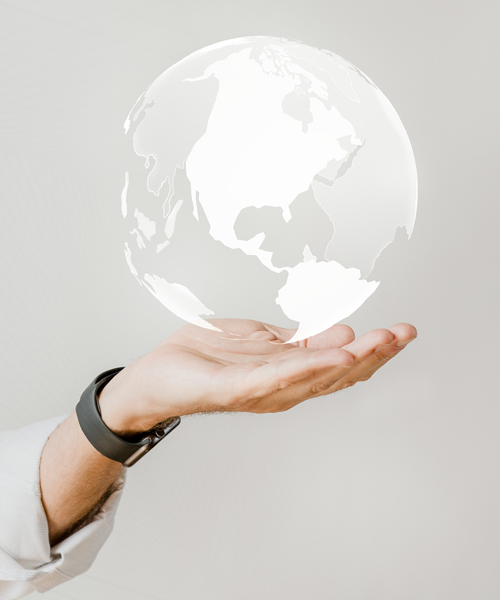 Mano sosteniendo un globo terráqueo